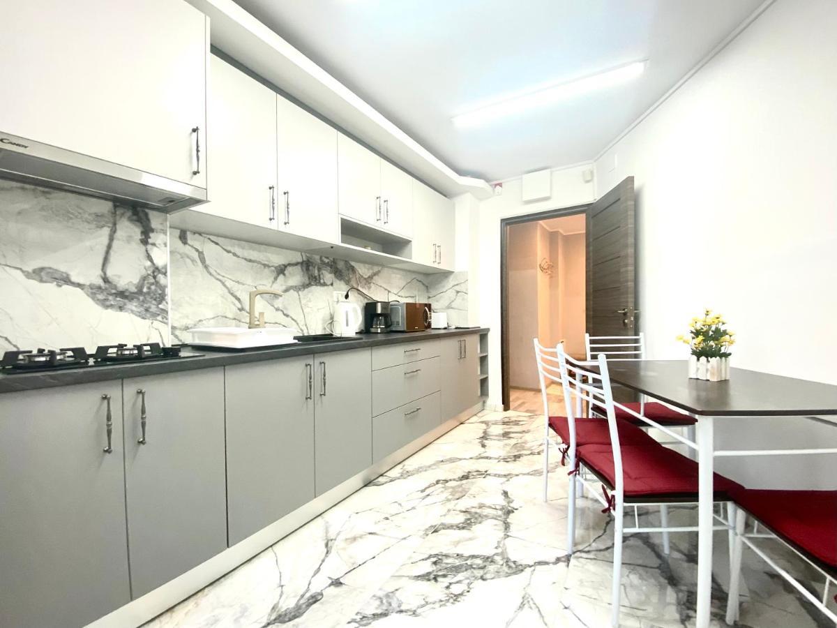 Large Apartment In Ultra-Central Location Braşov Exterior foto